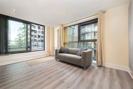 2 bedroom flat in London - Photo 3