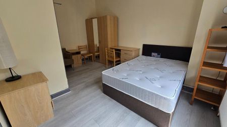 6 bedroom detached house to rent - Photo 3