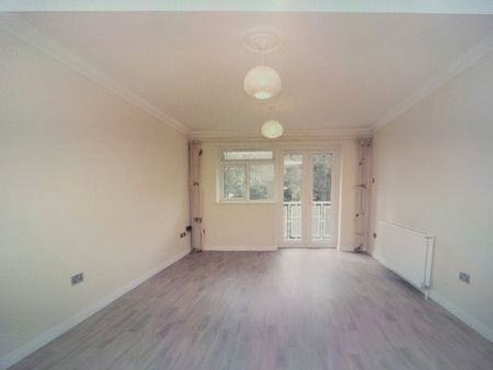 3 Bed Flat, Kingsmere, BN1 - Photo 3