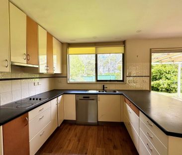 Six bedroom house with backyard and garage - Photo 3