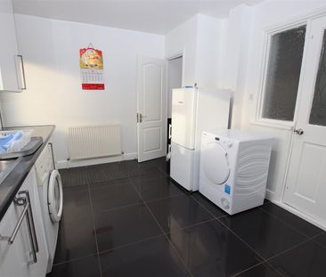 3 bedroom End Terraced to let - Photo 2
