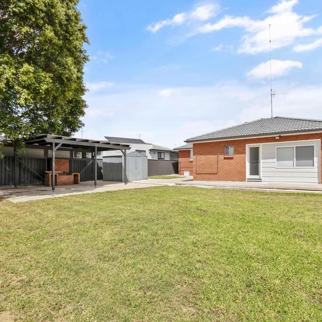 3 bedroom home with separate 1 bedroom residence - Photo 1