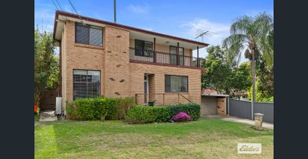 Spacious House, Great Location! - Photo 5