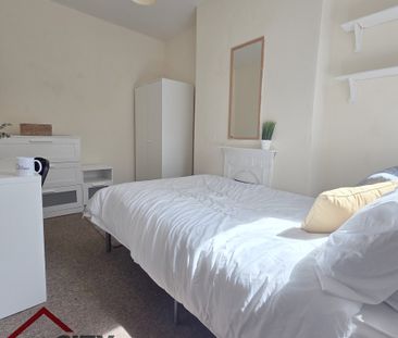 4 Bedroom Mid Terraced House - Photo 4