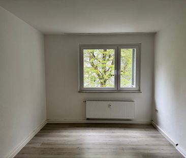 Charmante 2-Zimmer-Wohnung mit Balkon in zentraler Lage. Laminatböd... - Foto 1