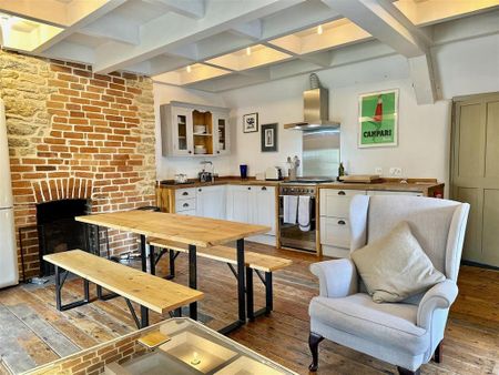 3 bedroom semi-detached house to rent - Photo 2