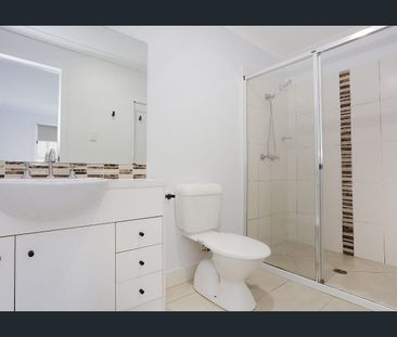 Freshly renovated townhouse - Photo 6