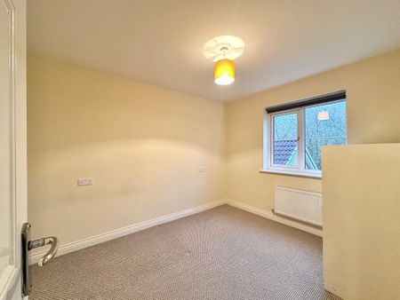 4 bedroom semi-detached house to rent - Photo 4