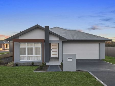 Near-new, premium family home - Photo 3