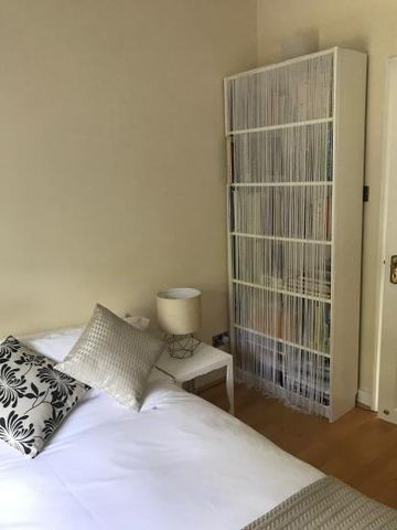 Lovely peaceful double bedroom in a Georgian Townhouse in the heart of Hampstead - Photo 3