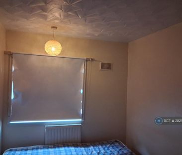 3 bedroom semi-detached house to rent - Photo 6