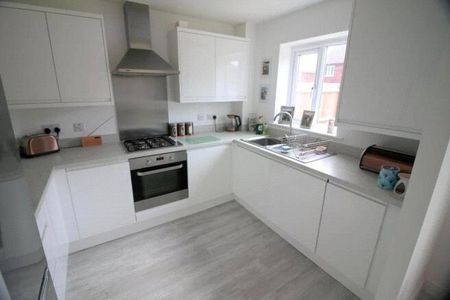3 bedroom semi-detached house to rent - Photo 3