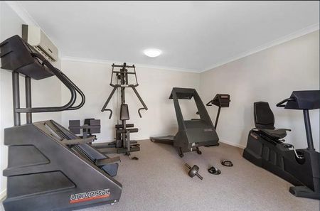 FANTASTIC LOCATION & PEACEFUL HOME! NBN, Air-Con, 3 Bed 2&1/2 Bath Townhouse, Pool, Gym - Photo 4