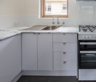 Generous One Bedroom Apartment! - Photo 3