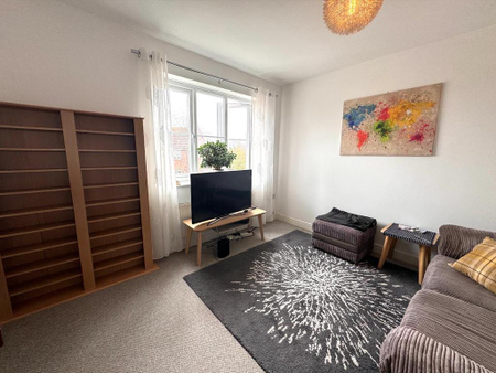 1 bedroom coach house to rent - Photo 2