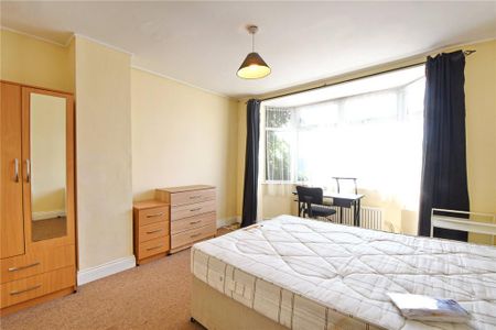 4 bedroom end of terrace house to rent - Photo 3