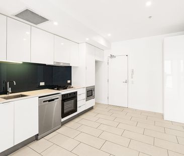 Modern Inner-City Apartment near James Street Precinct - Photo 6