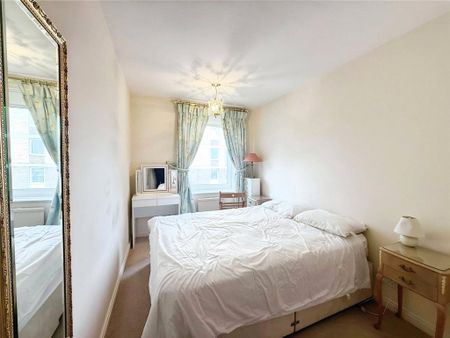 3 bedroom flat to rent - Photo 4