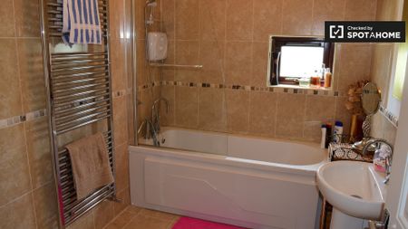 Ensuite room in 3-bedroom apartment in Ballinteer, Dublin - Photo 3