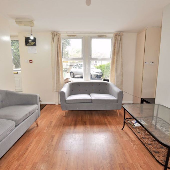3 bedroom Flat in Hollybank, Leeds - Photo 1