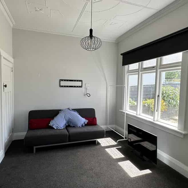 Modernised character home in central location - Photo 1