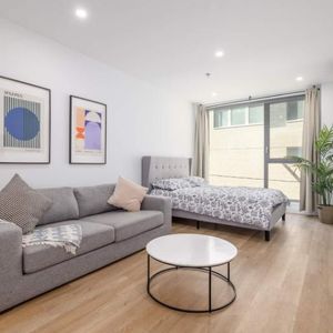 Loft Spacieux au Centre-Ville – Entièrement Équipé et Moderne - Photo 2