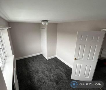 4 bedroom semi-detached house to rent - Photo 2