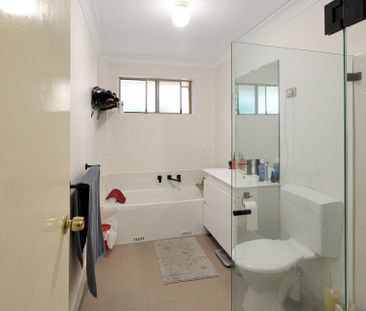 BEAUTIFULLY PRESENTED TWO BEDROOM TOWNHOUSE IN QUIET COMPLEX - Photo 5