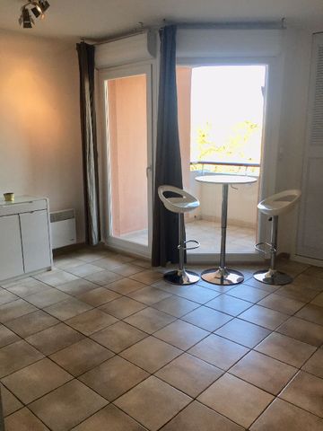 L ISLE SUR LA SORGUE - En résidence Sécurisée, Appartement T1 de 23,75 m² avec une terrasse et parking, - Photo 2