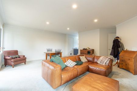 Stunning central family home - Photo 4
