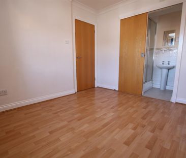 3 bed End of Terrace House for let - Photo 2