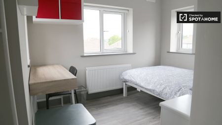 Rooms for rent in 5-bedroom apartment in Whitehall, Dublin - Photo 4