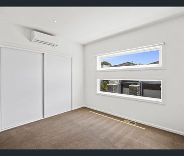 Stylish & Well-Appointed 3-Bedroom Low-Maintenance Home - Photo 4