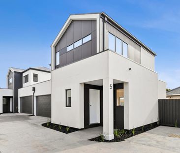 Modern and Stylish Living - Photo 4