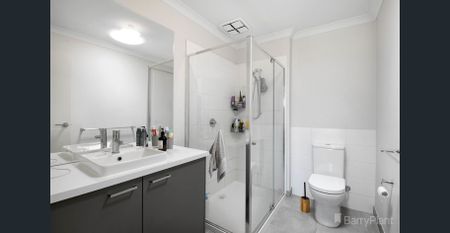 Modern Three-Bedroom Home in a Prime Officer Location - Photo 3