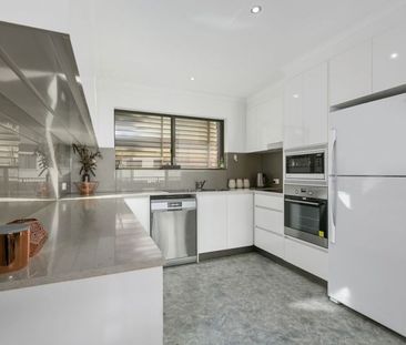 THREE BEDROOM TOWNHOUSE IN SOUGHT AFTER LOCATION - Photo 6