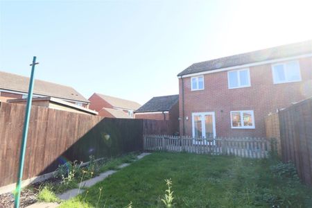 Pearwood Close, Hampton - Photo 2