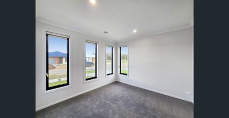 Modern home in Charlemont - Photo 2