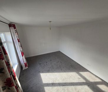 4 bedroom semi-detached house to rent - Photo 3