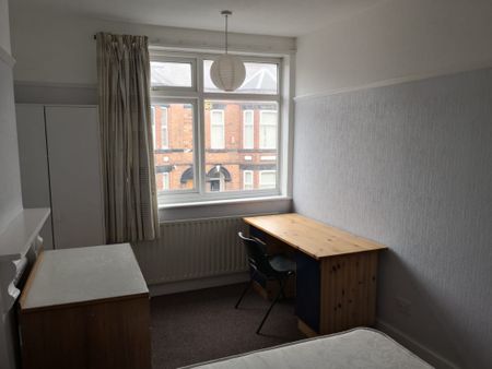 4 Bedroom Semi Detached To Rent in Lenton - Photo 2