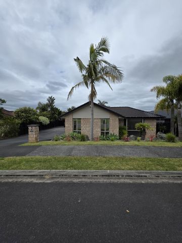 SPACIOUS FOUR-BEDROOM HOME WITH AMPLE PARKING - Photo 4