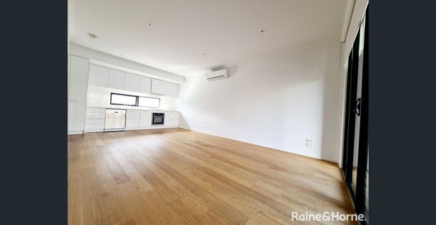 MODERN LIVING - Photo 1