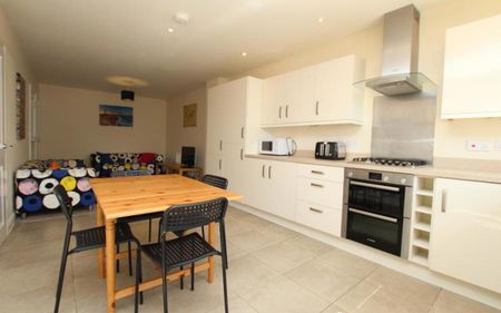 *** STUDENT HOUSE *** 7 Bedroom student property, 10 min walk to University of the West of England. Bills included - Move in July 2026. - Photo 5