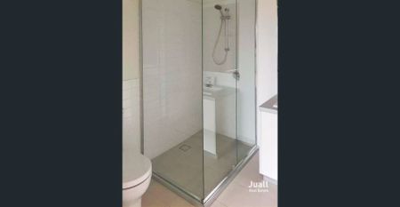 Spacious 3-Bedroom Apartment with Light-Filled Living and Modern Comforts - Photo 4