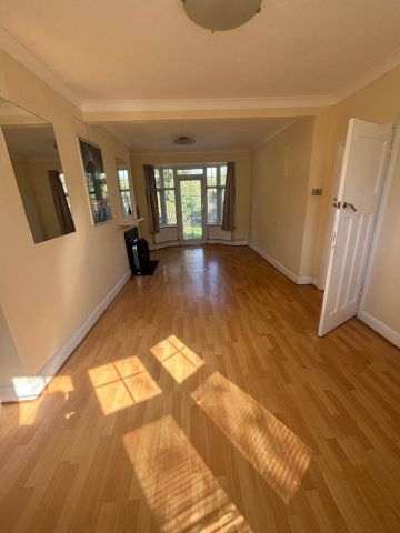 OIRO £1,900 pcm - Available Now - Unfurnished - Photo 4