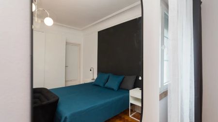 Room in a shared 6-bedroom apartment for rent in Lisbon, professionals only - Photo 2