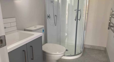 Modern Family Home - Photo 2