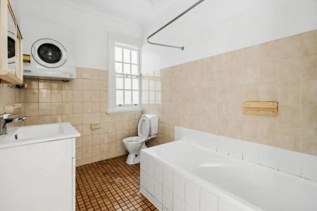Character Filled Apartment - Photo 2