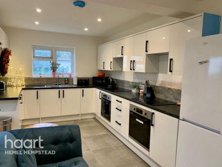 1 bedroom in a house share to rent - Photo 3