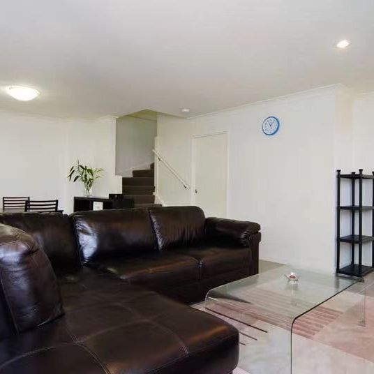 Double garaged 3 bedroom townhouse in Central Calamvale area - Photo 1